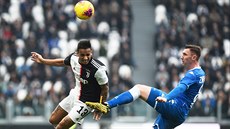 Zálo�ník Brescie Jaromír Zmrhal v souboji s Danilem, obráncem Juventusu.