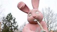 Růžového betonového králíka u zastávky MHD Severka  v Plzni čeká hlasování...