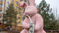 Rového betonového králíka u zastávky MHD Severka  v Plzni eká hlasování...