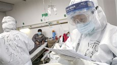 Pracovník v ochranném obleku v nemocnici Wuhan, epicentru nákazy koronaviru,...