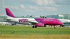 Airbus 320 lowcost aerolinek Wizzair v Praze. | na serveru Lidovky.cz | aktuální zprávy