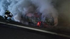 Hrochovotýnečtí hasiči likvidovali požár odstaveného fordu v sobotu nad ránem.