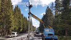 V d�sledku silného v�tr� probíhá oprava elektrického vedení mezi �eleznou Rudou...