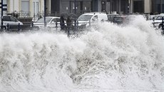 Britské ostrovy se potýkají s bouí Dennis. (16. února 2020)
