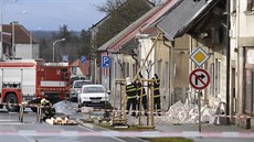 Hasii zasahovali v Doberské ulici v Kladn, kde silný vítr posunul stechu a...