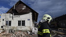 Hasii zasahovali v Doberské ulici v Kladn, kde silný vítr posunul stechu a...