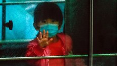 Dítě ve vozidle převážející nakažené koronavirem v Hongkongu. (11. února 2020)