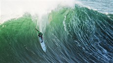 Surfař Grant Baker v akci. Portugalské Nazaré je hostitelem jedné ze dvou...