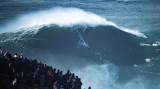 Publikum sleduje surfae v portugalském Nazaré. V roce 2017 sem sout Nazaré...