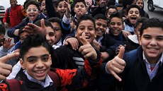 áci ped branou koly v Káhie. Egyptská populace nyní dosáhla 100 milion....