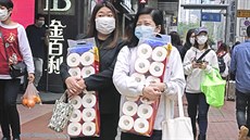 Toaletní papír se kvli koronaviru stal v Hongkongu velmi ádaným, ale...