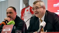 Předseda představenstva fotbalové Slavie Jaroslav Tvrdík (vpravo) a hlavní...