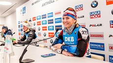 Lucie Charvátová se usmívá bhem tiskové konference na mistrovství svta v...