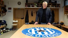 Petr Uli�ný v kabin� fotbalist� Olomouce.