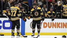 David Pastrák dostává od svého paráka z Bostonu Patrice Bergerona jednu z...