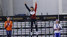 Martina Sáblíková na stupních vítz po triumfu na tíkilometrové trati na...