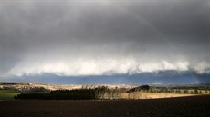 Déšť doprovázející vichřici vytvořil na Jihlavsku duhu (10. 2. 2020)
