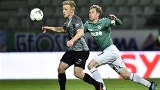 Filip Zorvan (vlevo) z P�íbrami v souboji s jabloneckým kapitánem Tomá�em...