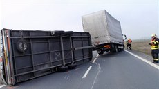 Silný vítr pevrátil nákladnímu autu z Hulína prázdný pívs, který zablokoval...