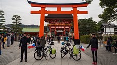 Naše první destinace v Kjótu byl chrám Fushimi Inari, pro fotku jsme museli...
