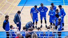 Ostravtí basketbalisté naslouchají trenérovi Peteru Bálintovi.