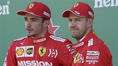 Sebastian Vettel (vpravo) a Charles Leclerc, paráci z Ferrari