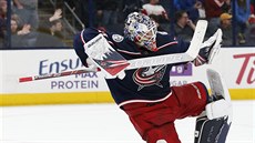 Elvis Merzlikins z Columbusu oslavuje výhru nad Detroitem.