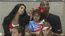 Vanessa a Kobe Bryantovi a jejich dcera Gianna na archivním snímku z roku 2012