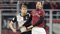 Zlatan Ibrahimovic (vpravo) z AC Milán a Matthijs de Ligt z Juventusu Turín v...