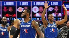 Utkání hvzd NBA: James Harden, LeBron James a Kawhi Leonard byli na vítzné...