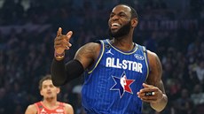 Utkání hvzd NBA: LeBron James se raduje bhem první tvrtiny exhibiního...