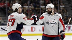 T. J. Oshie (77) a Radko Gudas oslavují gól Washingtonu.