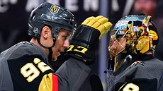 Tomá Nosek (92) a Marc-Andre Fleury (29) oslavují výhru Vegas.