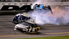 Ryan Newman havaroval tsn ped cílem závodu Daytona 500.