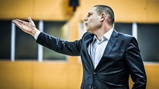Nymburský kou� Oren Amiel usm�r�uje sv��ence,