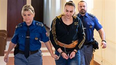 Zuzana Kurová zamíila z vazby ke Krajskému soudu v Hradci Králové (18. 2....