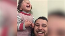 Smích proti náletm. Syrský otec uí svou dceru, aby se smála výbuchm