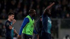 Moussa Marega z FC Porto (vpravo) gestikuluje směrem k fanouškům Vitórie...