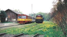 Motorový vz 810.114 a lokomotiva 742.343 ve stanici Horní Slavkov sbírka...