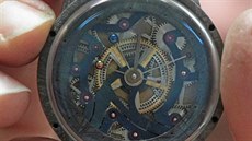 Detailní pohled na hodinky s planetáriem
