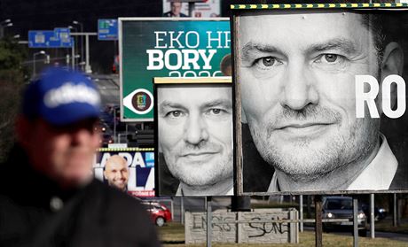 Mu v Bratislav prochází kolem pedvolebních billboard s portréty lídra...