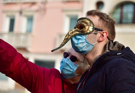 Návtvníci slavného festivalu v italských Benátkách oblékli krom tradiních...