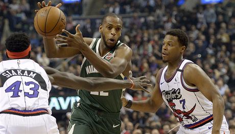 Khris Middleton z Milwaukee proniká mezi hvzdnou torontskou dvojicí Pascal...