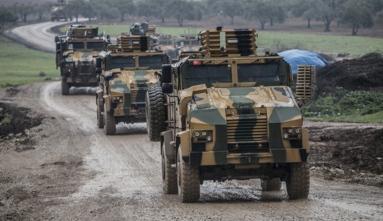 Konvoj tureckých obrnnc na hranici syrské provincie Idlíb (únor 2020)