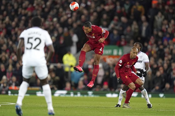 Virgil van Dijkz Liverpoolu hlavikuje v utkání proti West Hamu.