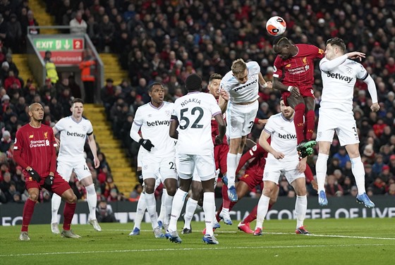 Sadio Mane z Liverpoolu hlavikuje, z levé strany s ním skáe Tomá Souek z...