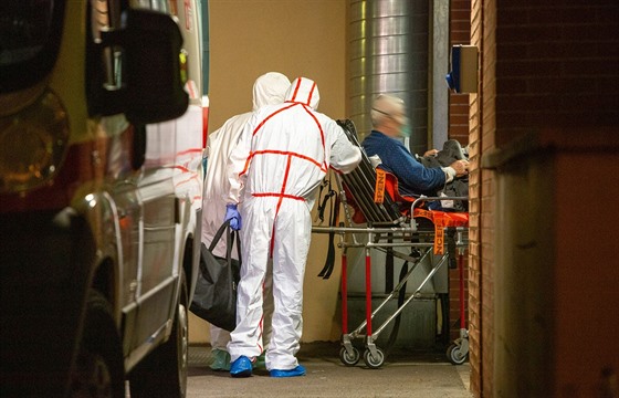 Zdravotníci převážejí pacienta infikovaného koronavirem z nemocnice v italském...