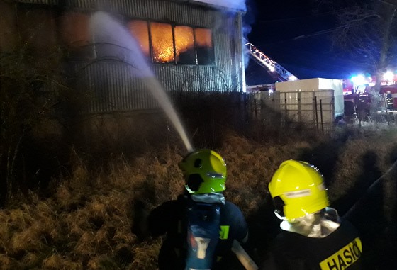 Hasiči bojují s požárem skladovací haly v Pouzdřanech na Břeclavsku (29. února...