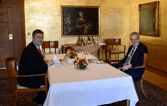 Prezident Milo Zeman (vpravo) pi pracovním obd s ministrem vnitra Janem...