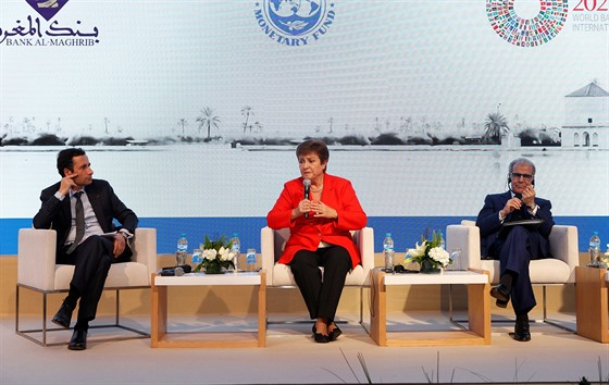 éfka MMF Kristalina Georgievová (uprosted) na tiskové konferenci v marockém...